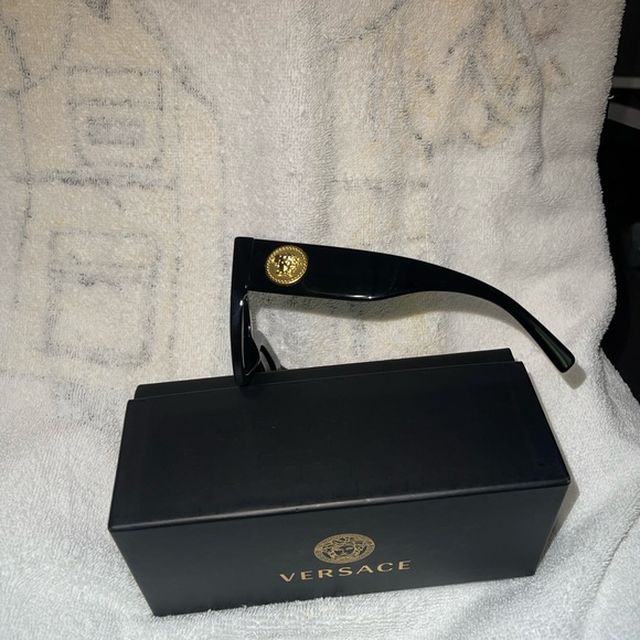 Versace - Picture 4 of 4